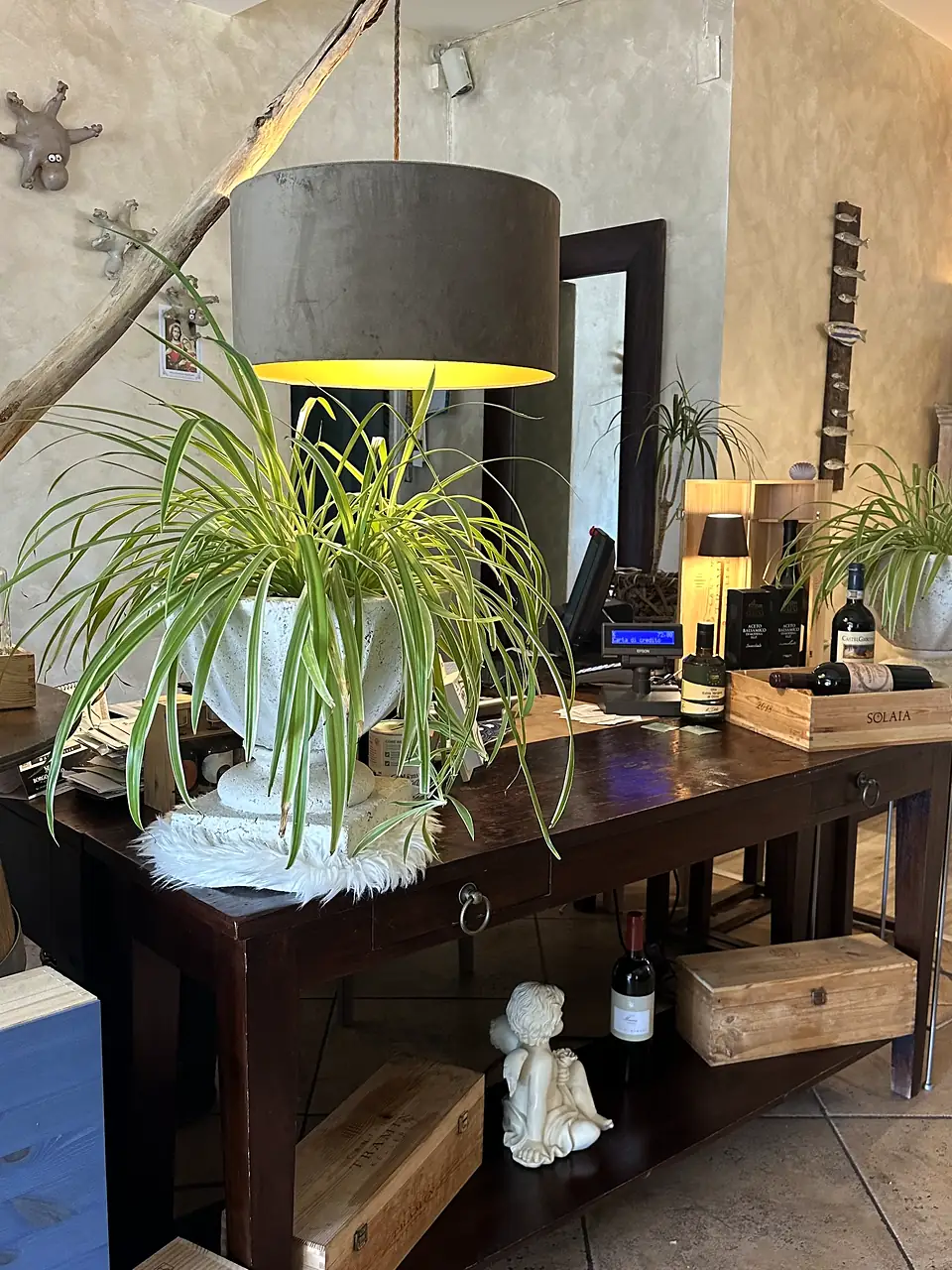 L'angolo della cantina con i vini