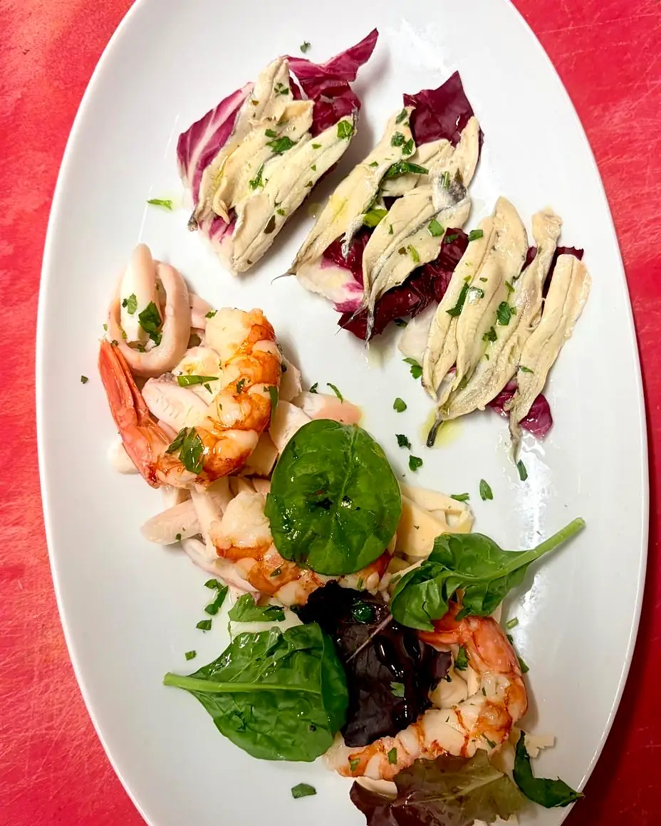 Antipasto di mare con alici marinate, gamberi e calamari
