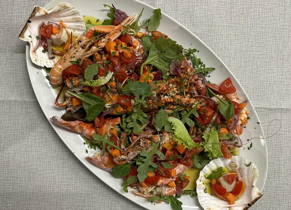 Crostacei alla catalana con pomodoro, cipolla e rucola