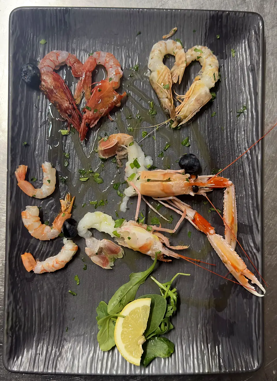 Crostacei crudi: gamberi rossi, gamberi viola e scampi