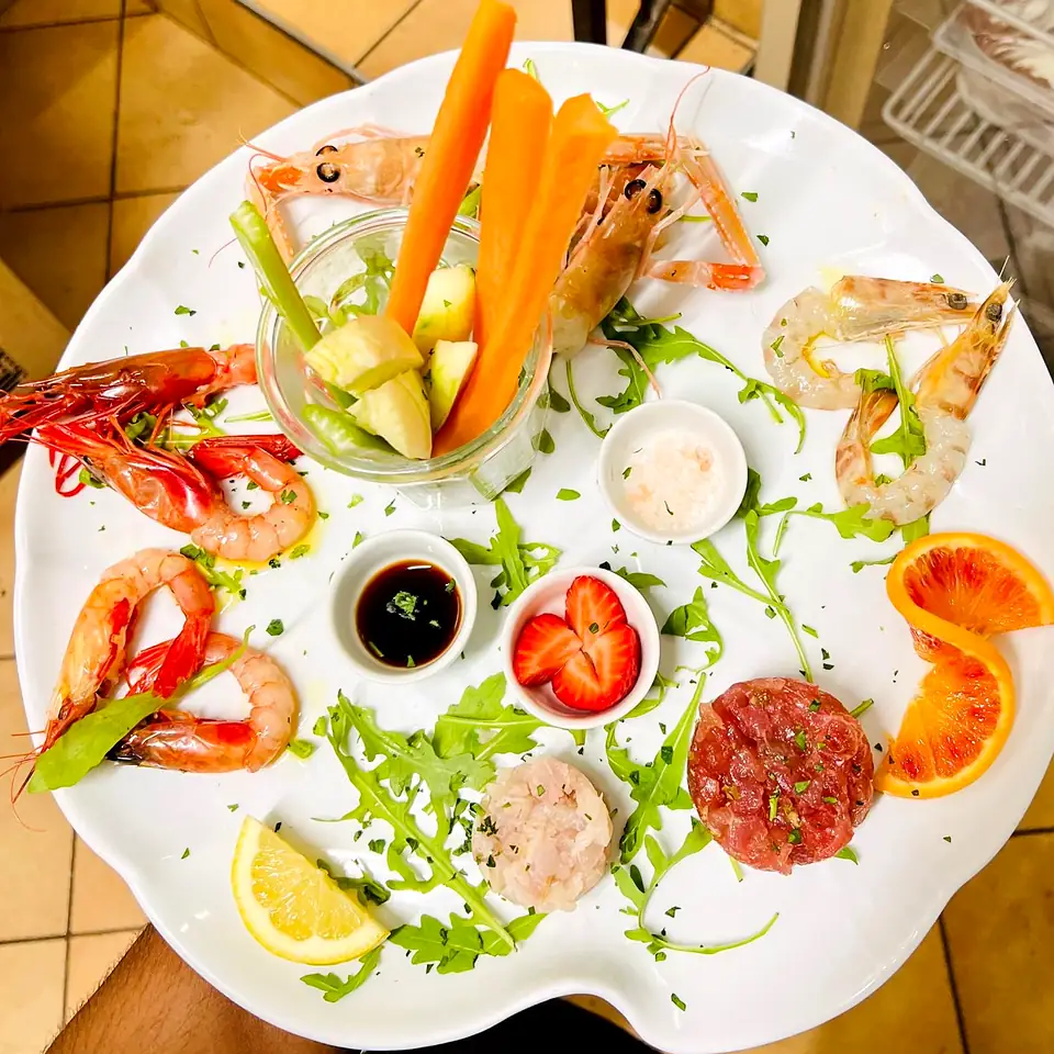 Crudo misto: gamberi rossi, scampi, tartare di tonno e pinzimonio