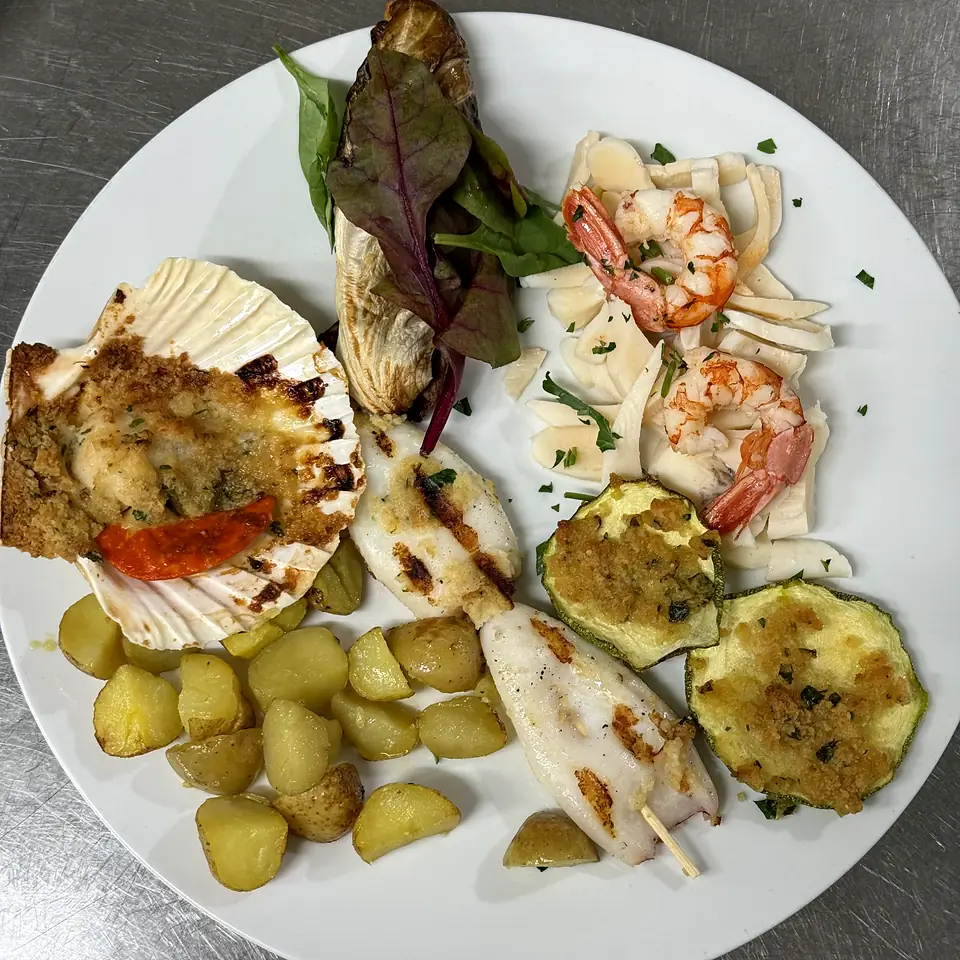 Grigliata mista con capasanta gratinata, calamaro e zucchine