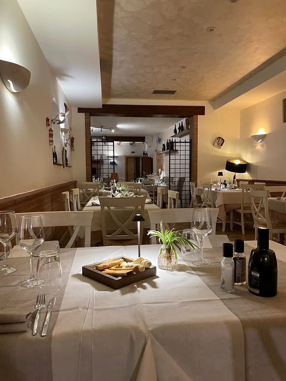 La sala di Orba Canocia apparecchiata per la cena