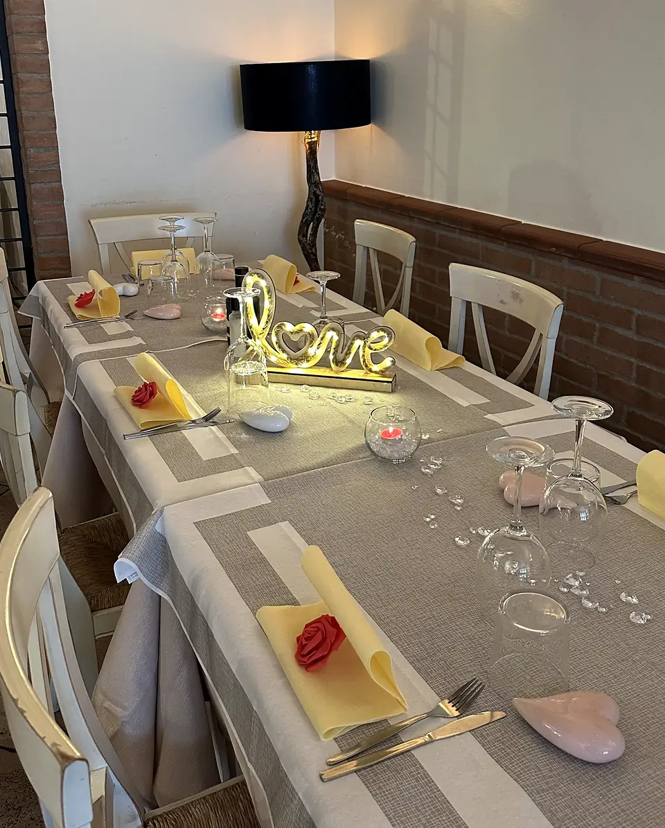 Una tavolata allestita per una festa
